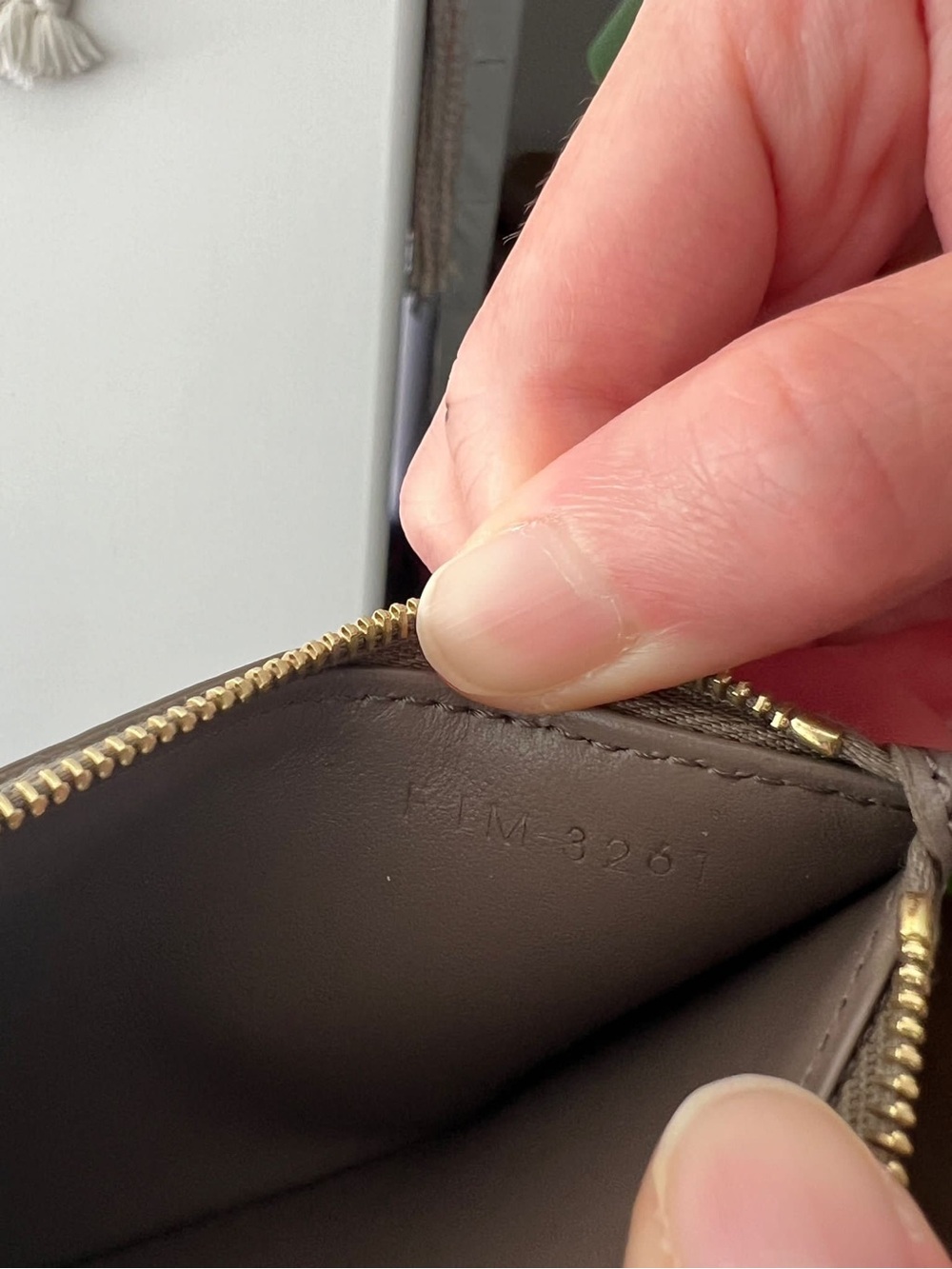 Celine Pebble Zipped Compact Card Holder in grained calfskin - Picture 6 of 8